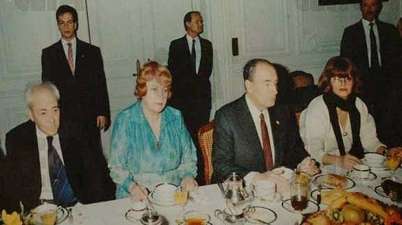 Закуската с Митеран във френското посолство, вляво от Митеран е Коприна Червенкова, вдясно - Блага Димитрова